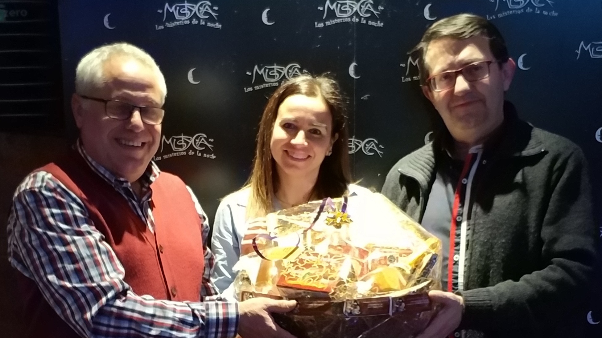 Entrega a la ganadora de la cesta II PREMIOS PORTALVILLAMAYOR