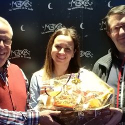 Entrega a la ganadora de la cesta II PREMIOS PORTALVILLAMAYOR