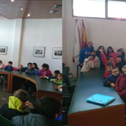 VISITA DE LOS COMPONENTES DE LA ESCUELA DE ATLETISMO DE VILLAMAYOR AL AYUNTAMIENTO