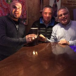 Portalvillamayor entrega a Héctor Álvarez de Pub “Mistyca” una jarra conmemorativa por su apoyo  a la sección “Tomando un café con….”.