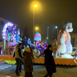 Los Reyes Magos llenan de color e ilusión a los niños de Villamayor al ver la Cabalgata que pasaba por sus calles al ritmo de los acordes de la banda municipal de música